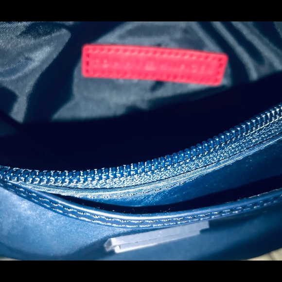 New Tommy Hilfiger Navy Wristlet made in Cambodia - Picture 11 of 16